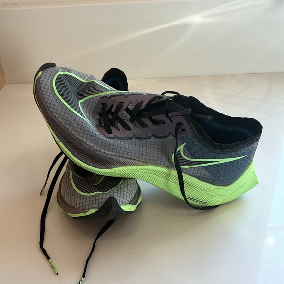 Nike Zoom VaporFly - Picture 2 of 4